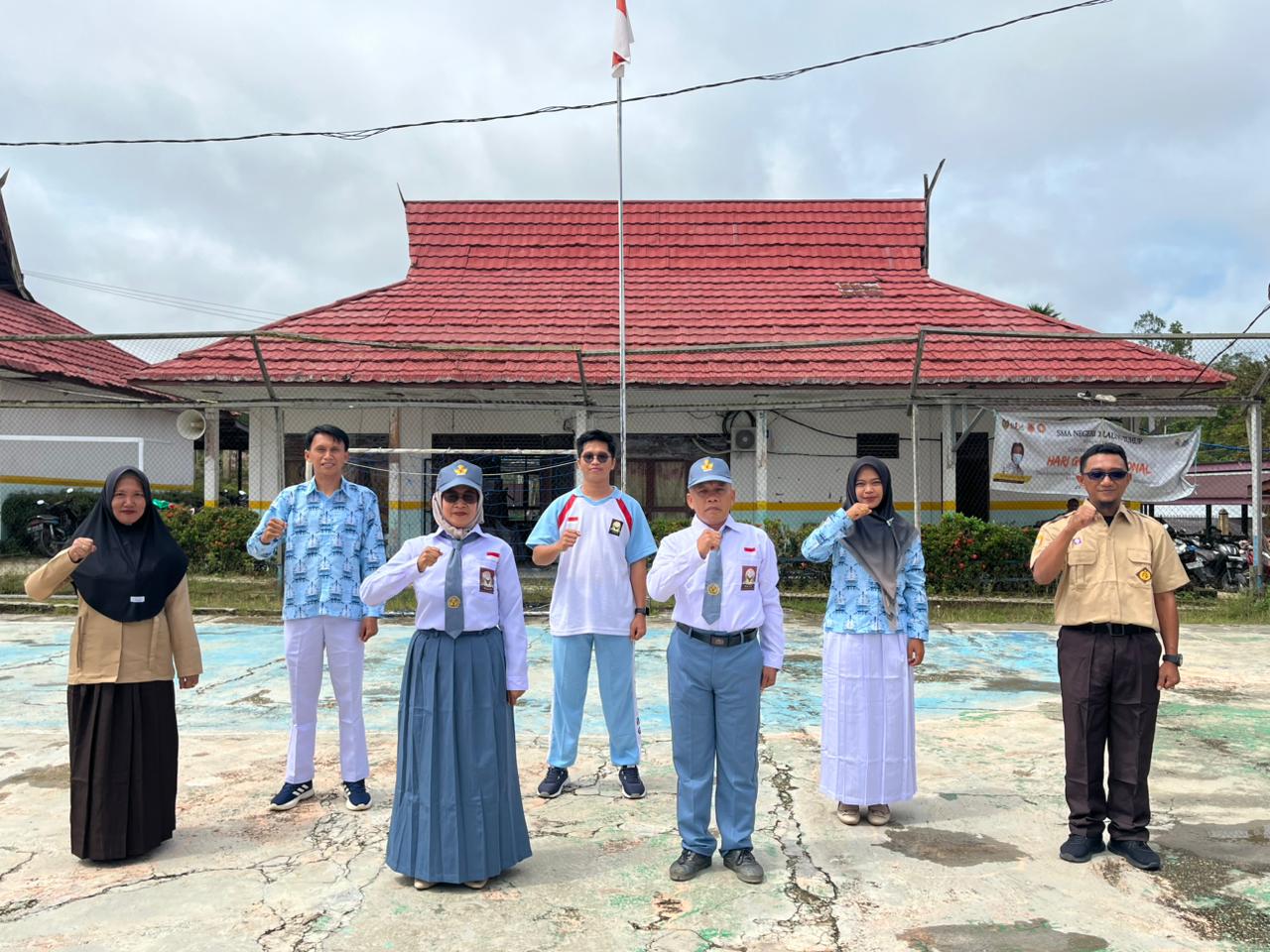 Terima Bantuan Baju Gratis Dari Gubernur Kalimantan Tengah H. Agustiar Sabran